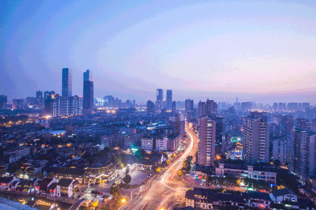 古运河或者南禅寺的夜景,白天可以饱览水乡风情,晚上变身酒吧街.