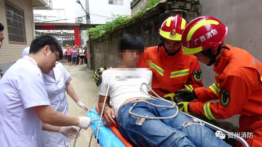 疼富川男子跳楼跌落至一楼铁皮棚顶消防快速将其救下