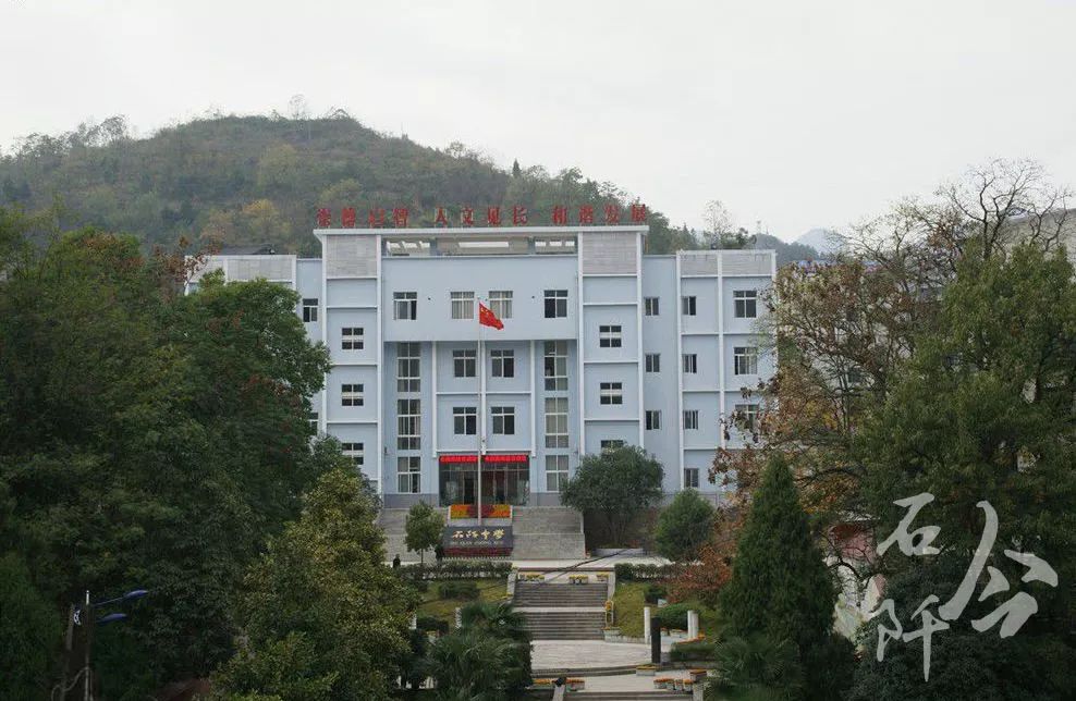 石阡县第三高级中学鲁炫以总分716分位列贵州省文科最高分.