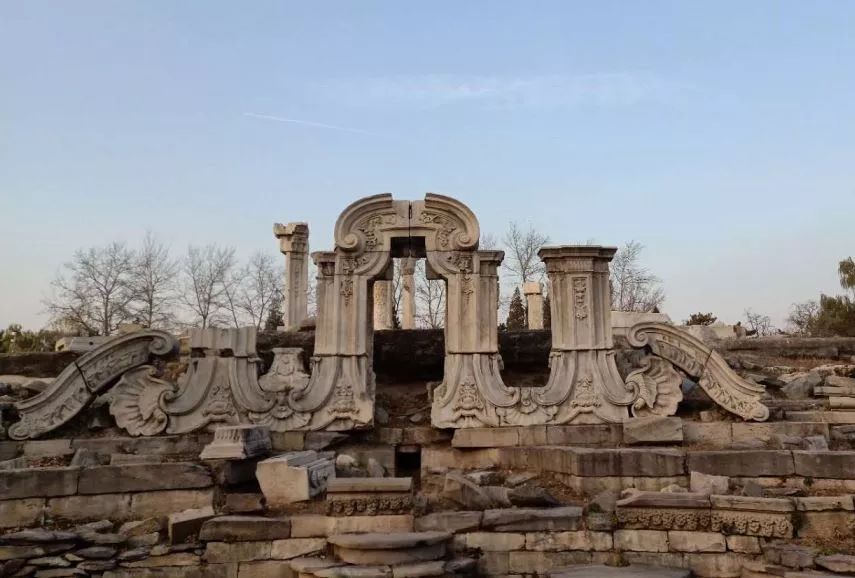 尊重历史的人,历史也必不会遗忘,线法山下立着一个人的雕像,是为这场