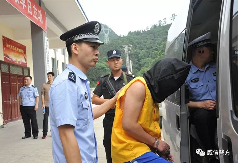 威信警方公开押解8名抢劫犯罪嫌疑人指认现场