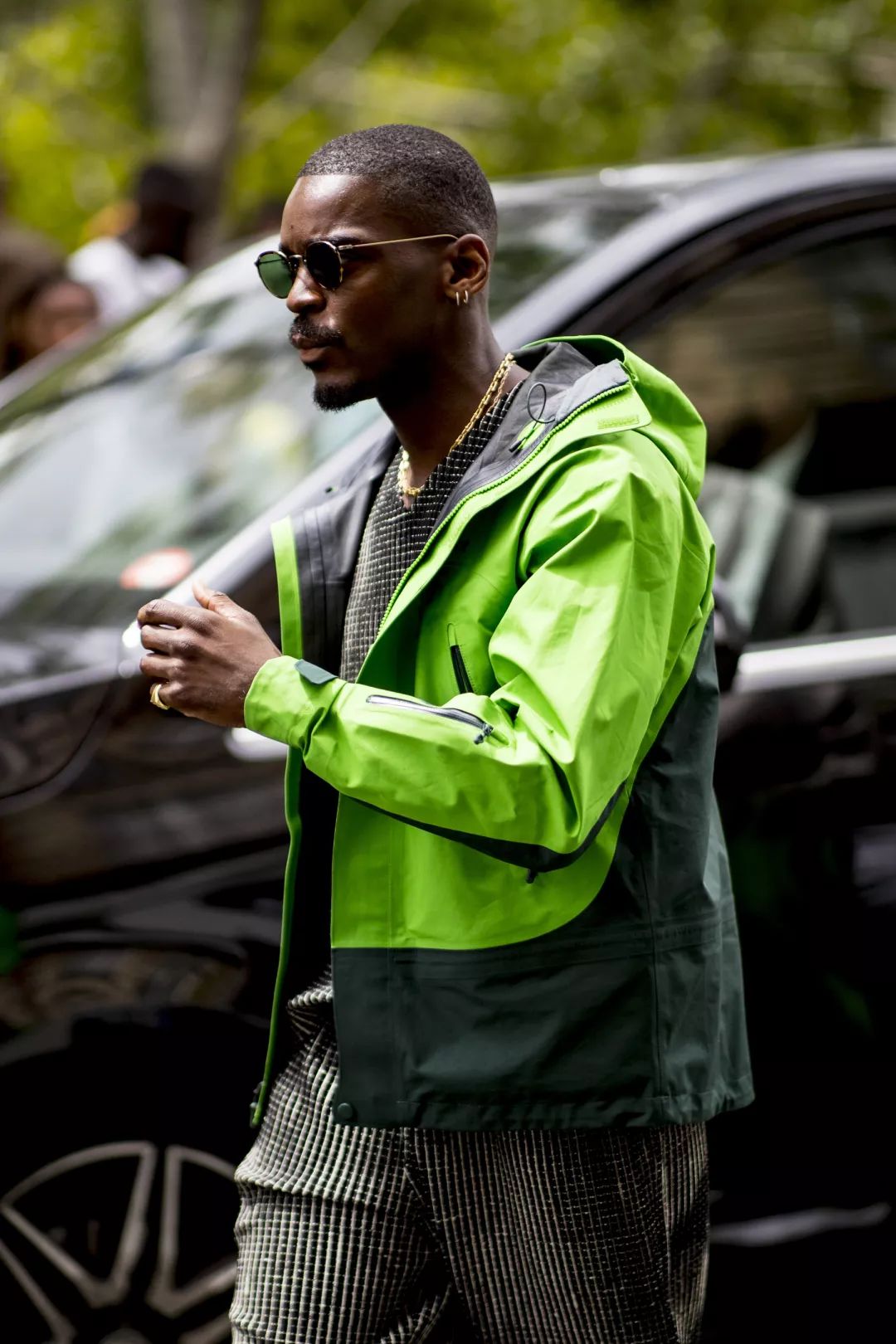 时装周街拍巴黎男装街头风格清爽绿色来袭