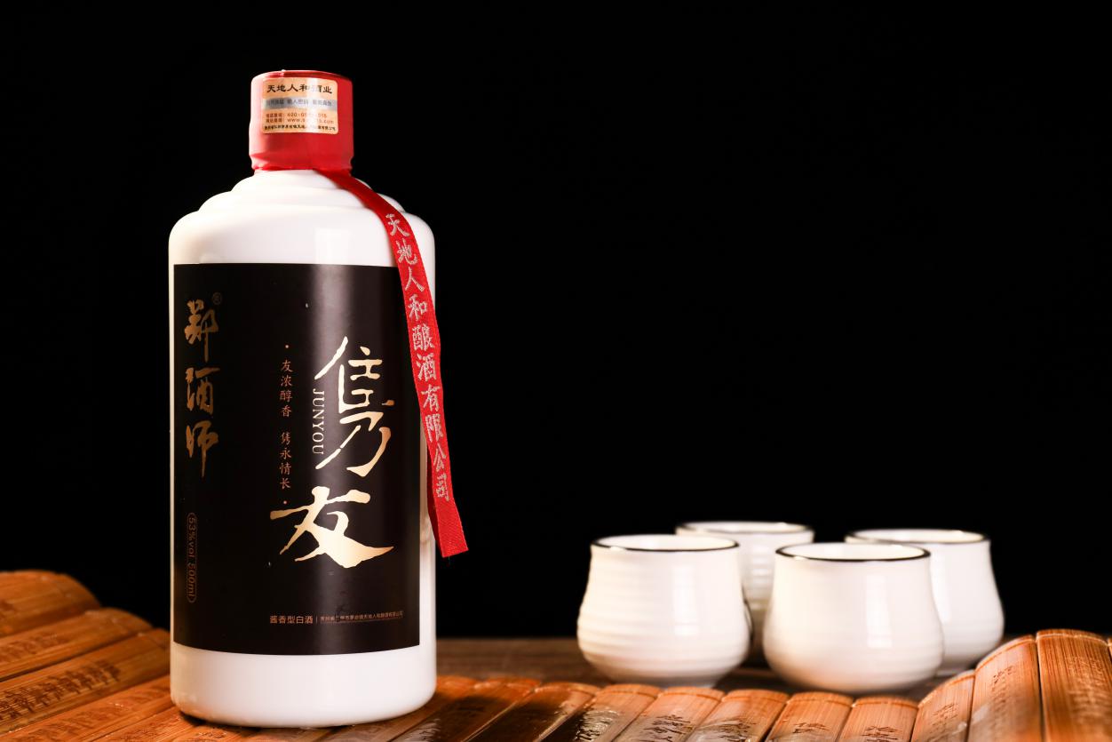 酒逢知己千杯少酒友易得隽友难寻