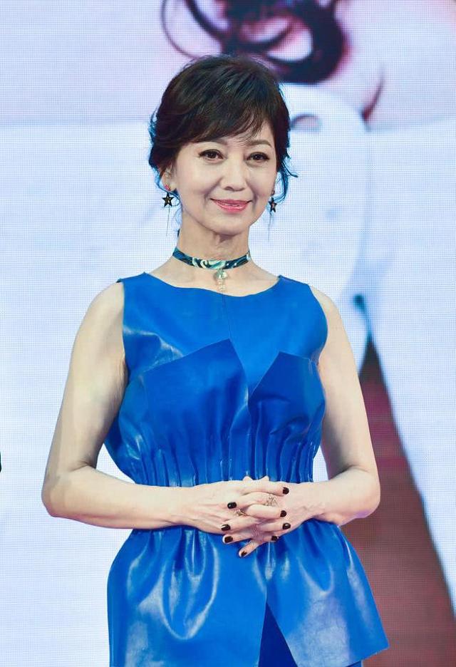 65岁赵雅芝和儿子同框飙戏身上皮肤松弛严重不老女神已经老了