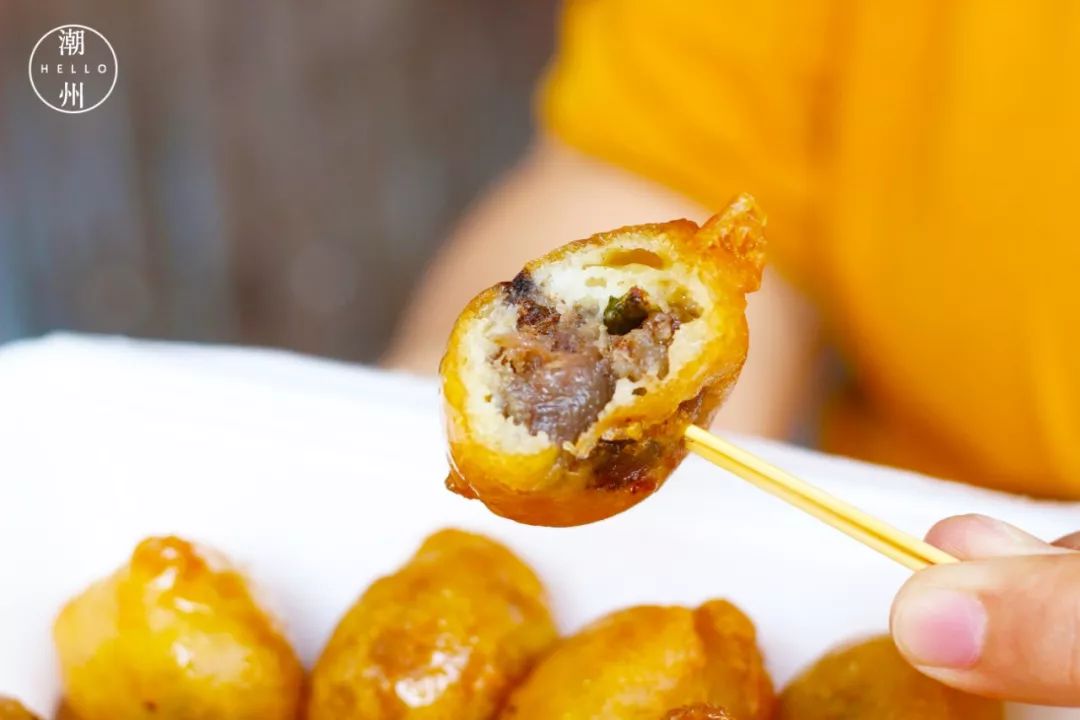 老板还亲切的给我淋上梅汁,蘸着吃更不容易发腻,一口就能吃下一个.