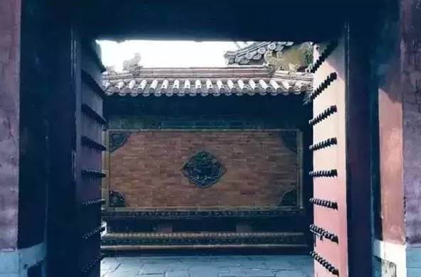 过去的四合院和古代建筑,大门内外都有个"影壁墙",影壁,也称照壁,古称