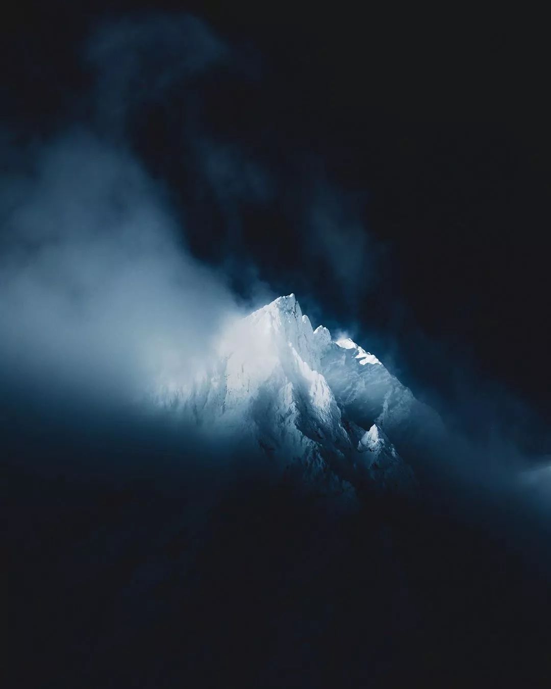 比如山脚下的小屋子,海边孤独的灯塔,这些景观似乎无时无刻地提醒着