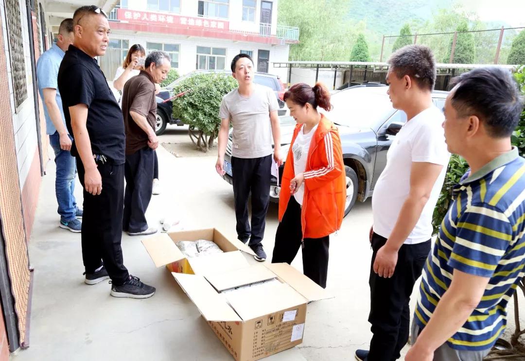 夏日送清凉关怀到基层垣曲国泰公司开展夏季送清凉活动