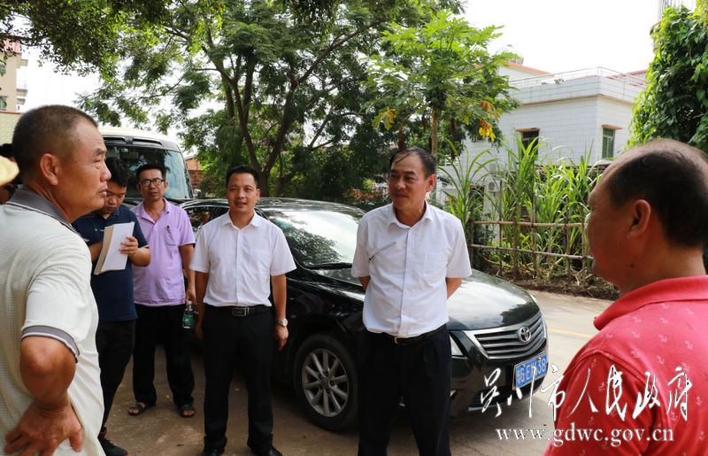 吴川市人民政府网讯6月25日,市委副书记,市长曹栋到浅水,长歧,樟铺和