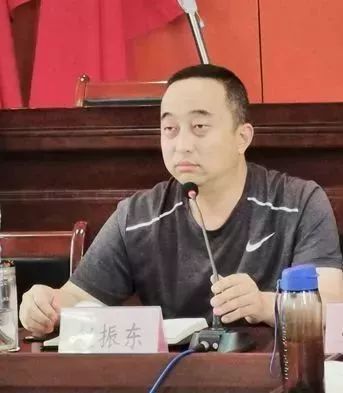 给照金群众余德海回信时那种谦虚热忱和群众心连心的感情深深震撼了