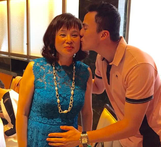 三太陈婉珍带女儿外出吃饭何超莲何超云示爱妈妈比心超同步