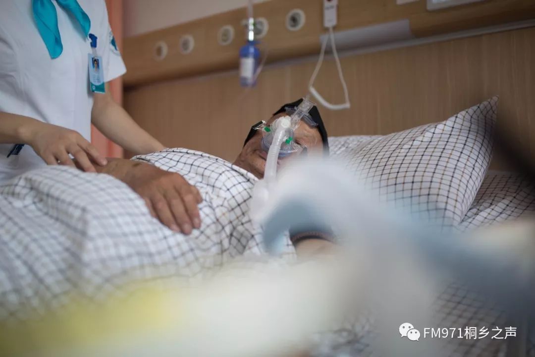 论一个78岁的老人躺在病床上吸氧时 心里在想什么