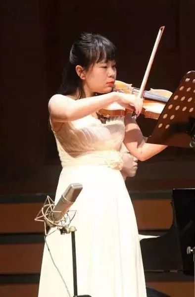 白鳍豚室内动漫乐队的首席小提琴.