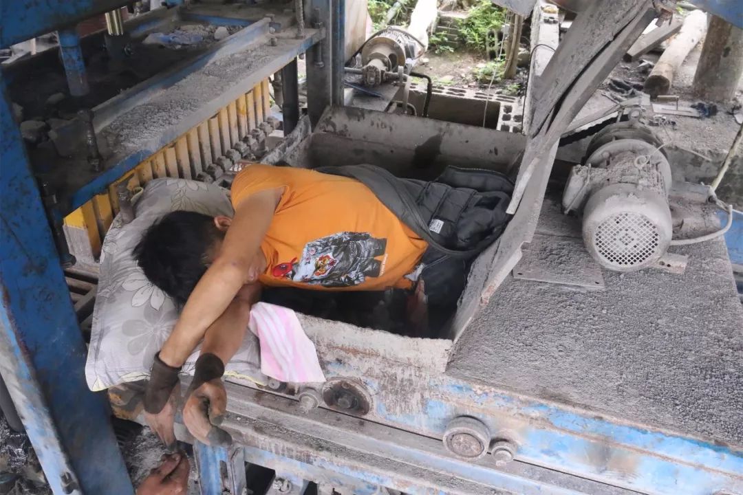黔东南一名工人双腿被绞在机器内,意识模糊.(附视频)