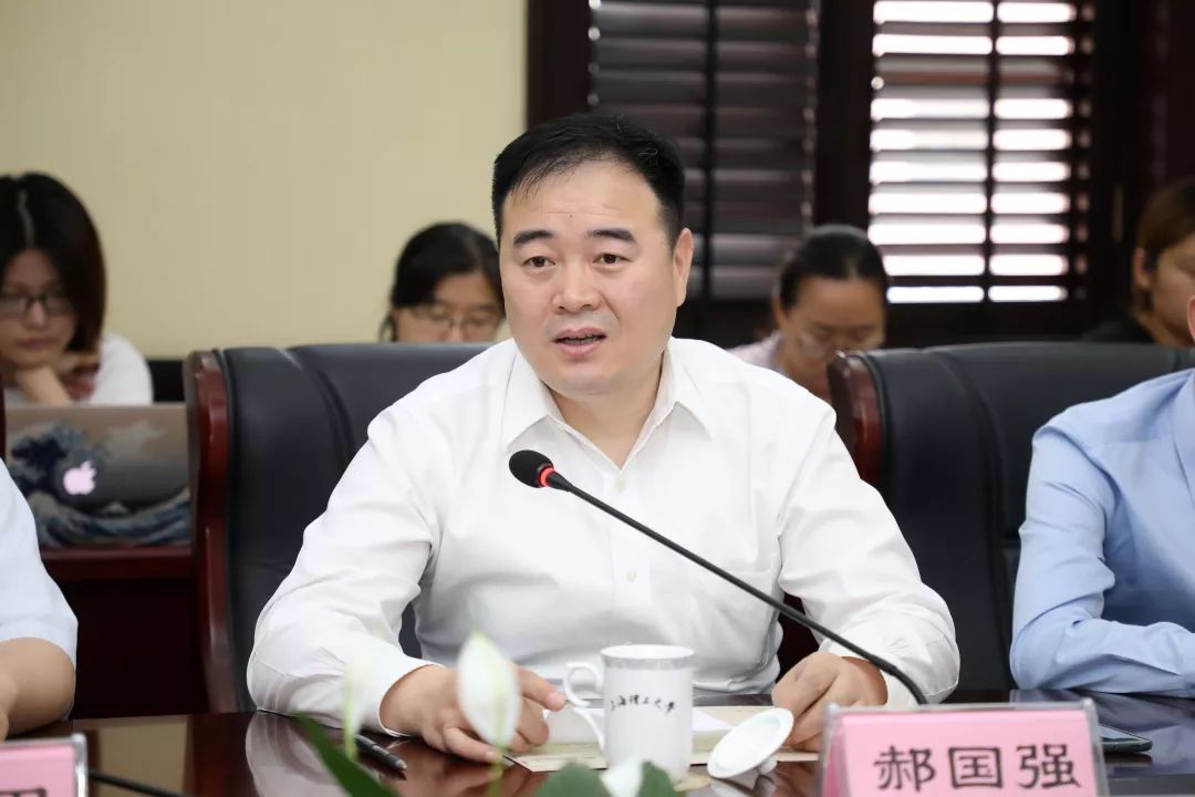 华为上海企业业务部总经理郝国强与副校长刘平代表双方签署合作协议.