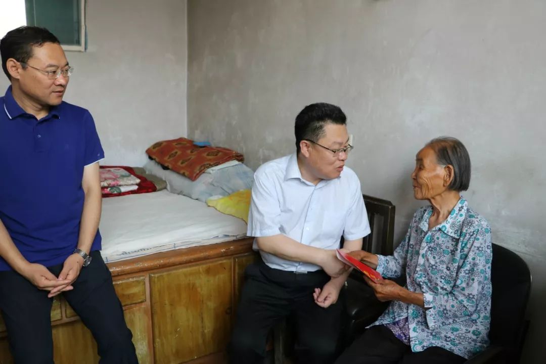 市领导吴广兴到台头镇走访慰问建国前老党员和困难党员