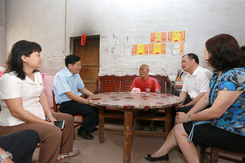 肇庆李尧坤常委(左二)在四会市委书记黄建平(右二)等领导陪同下到贞山