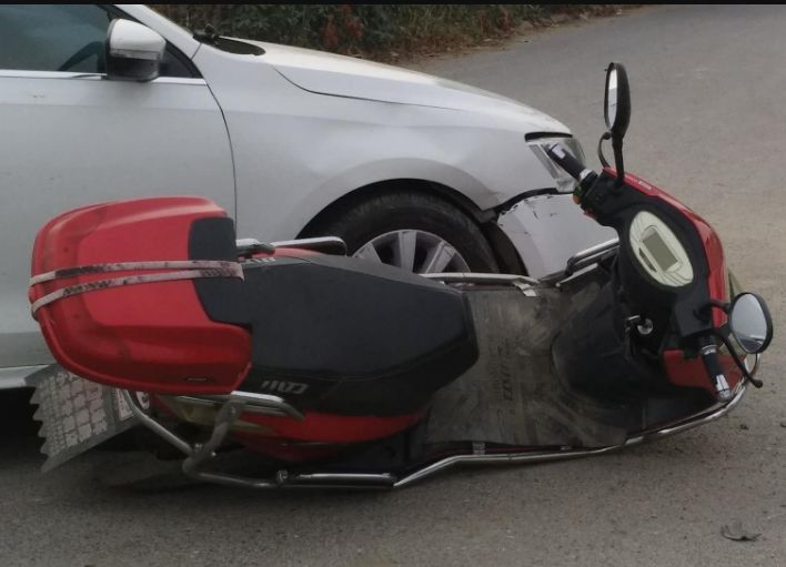 事发宝应一辆轿车撞上了电动车结果