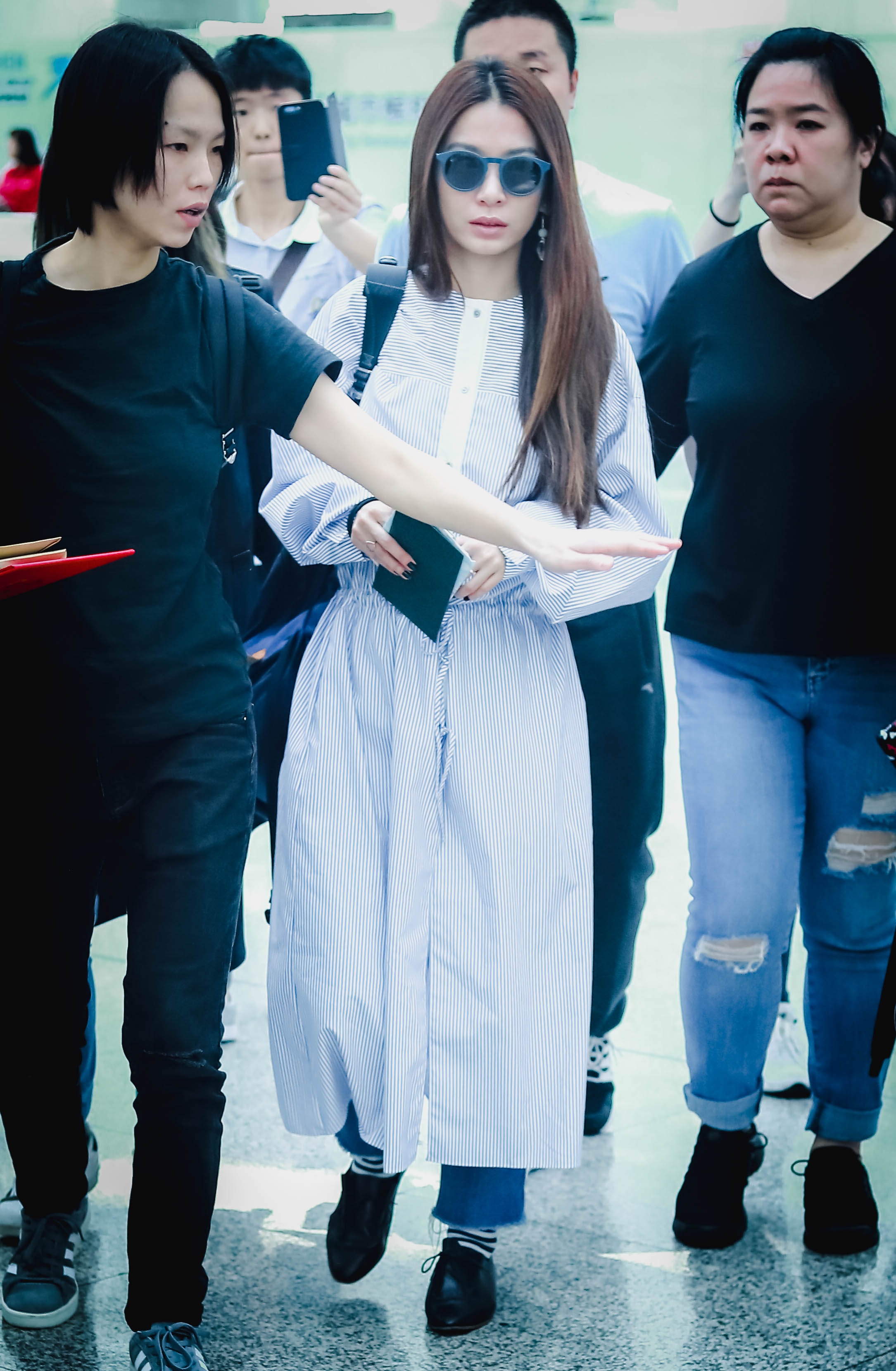 田馥甄蓝色look现身机场,面色冷酷好似冰山美人