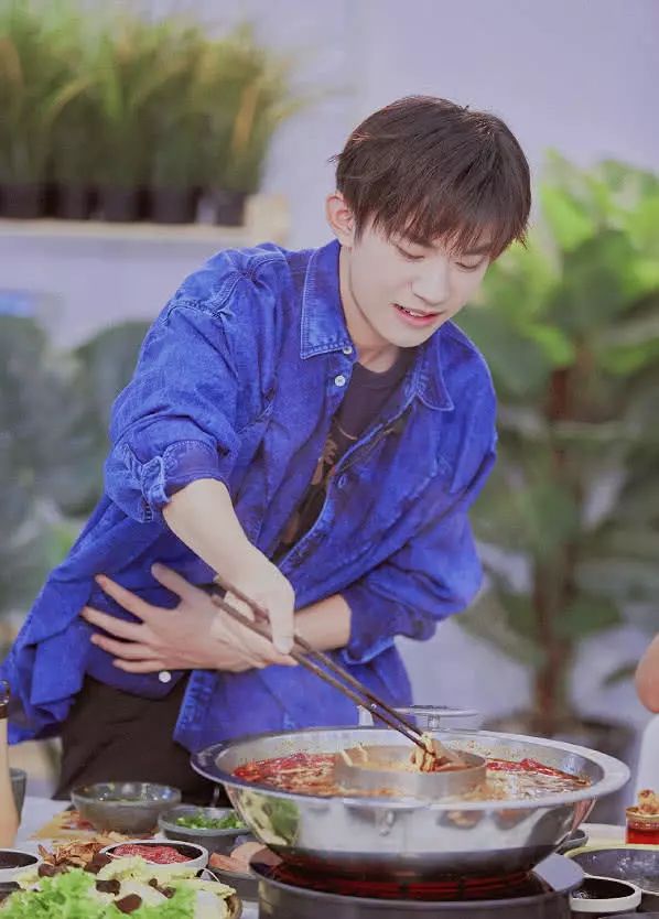 易烊千玺吃火锅捏筷子姿势火了网友咱们不配拥有