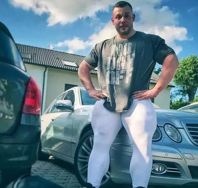 25岁练腿狂人练出无敌肌肉腿,一般的训练椅容不下他!