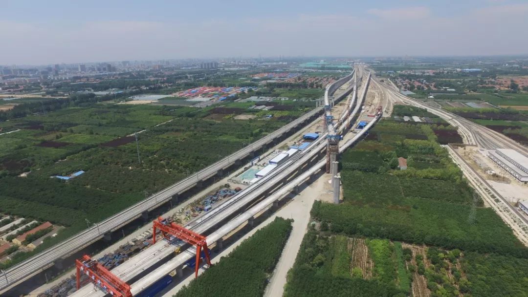 潍莱铁路是山东省"四横六纵三环"高速铁路网布局中济青高铁通道的重要