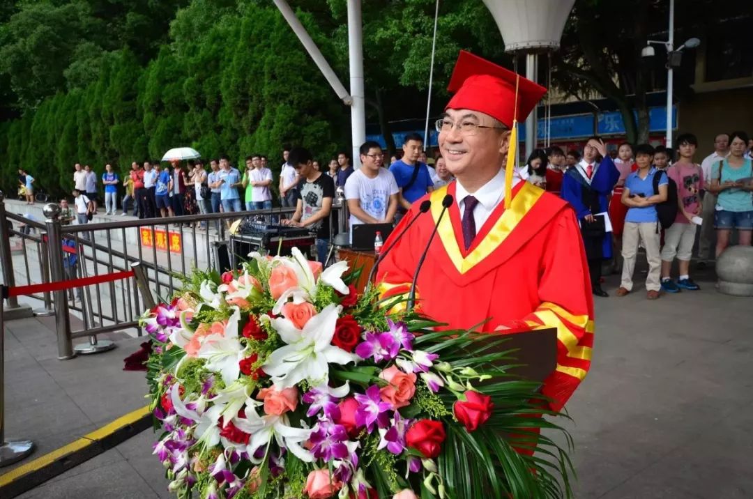 集锦来啦让我们一起重温王焰新校长六年来的毕业典礼讲话