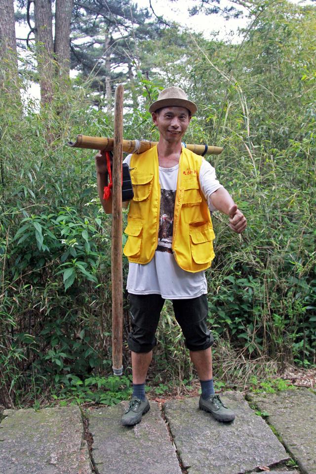 三清山快乐挑夫负重150斤行走30公里