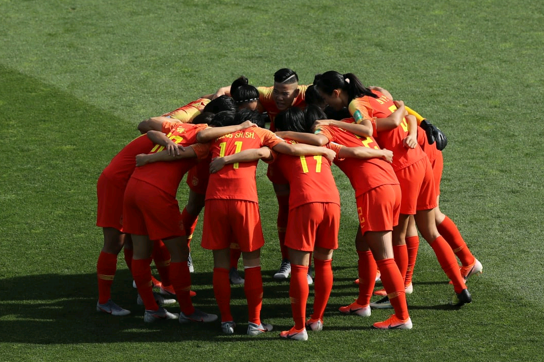 原创悲壮中国女足出局后不愿离场王霜捂头痛哭贾秀全落寞离开