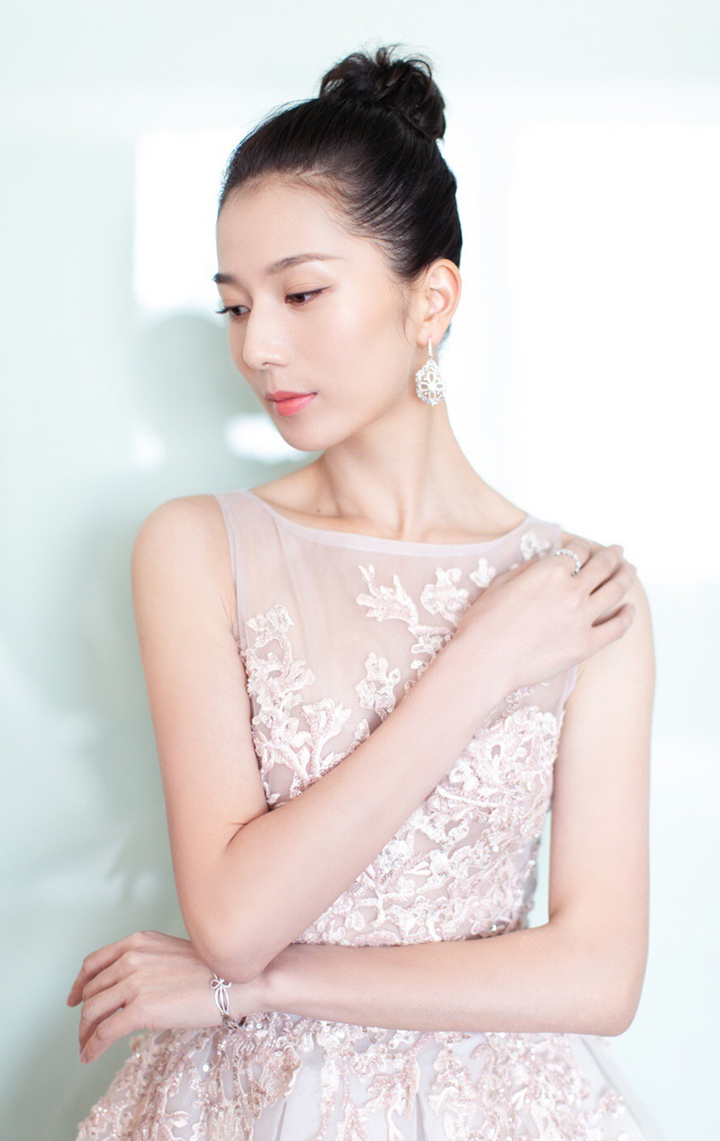 女演员彭杨清新优雅活动写真