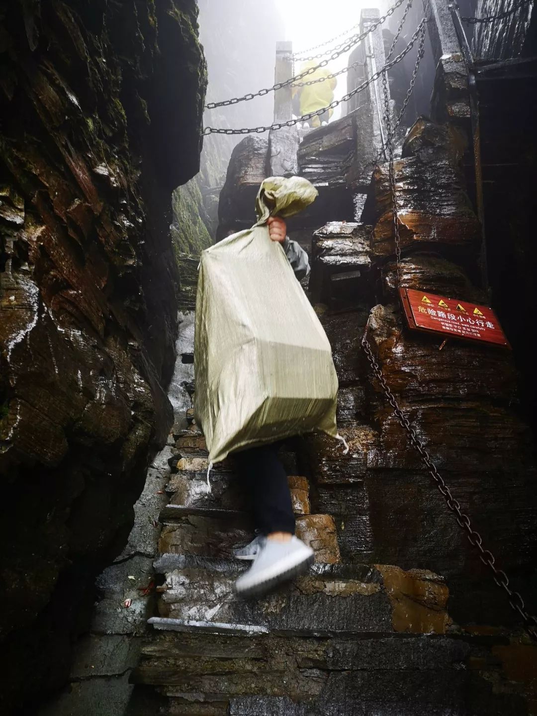 梵净山抬滑竿图片