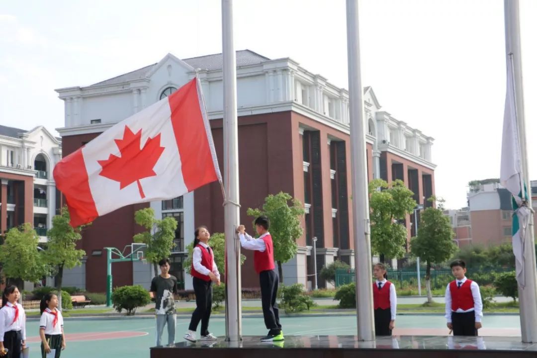 安全意识记心间快乐暑假乐无边记义乌枫叶国际学校小学第十八周升旗