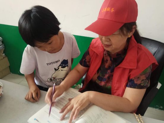 城区二小开展关爱进城务工随迁子女学雷锋志愿服务活动