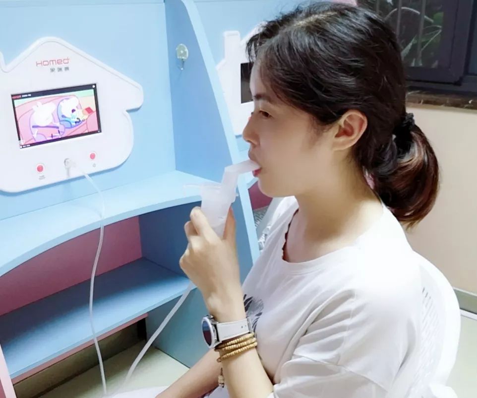 王大伯注意到边上有个年轻的女病人,用的是口含式雾化器做的,而他是