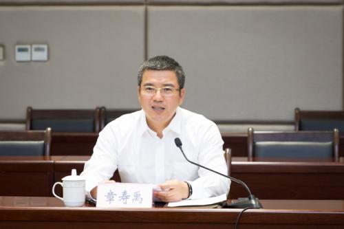 图为文成县县长章寿禹讲话.