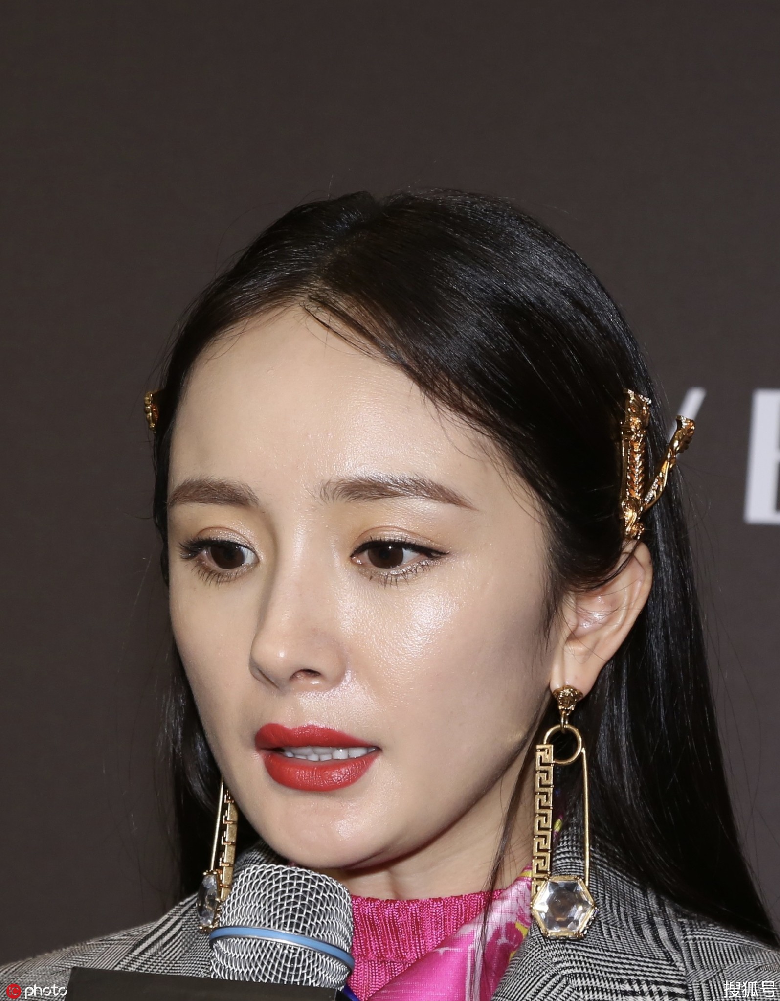 杨幂红唇美艳侧颜a爆,大庭广众之下挠头不注仪态