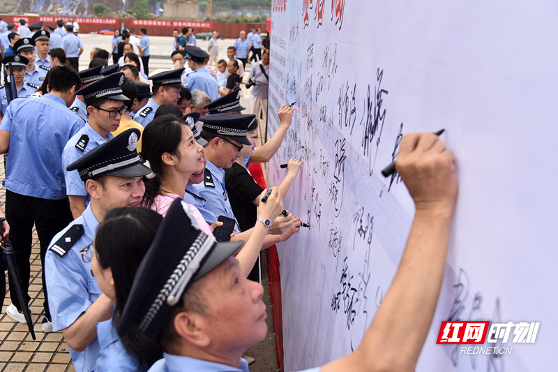 桂阳举行"百万群众禁毒宣誓签名"活动
