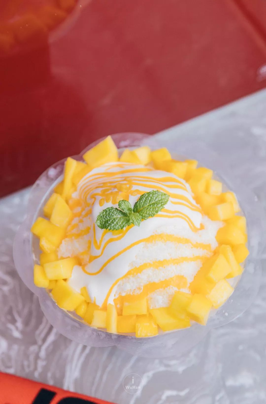 牛奶冰沙细腻,浇有一大勺奶盖,奶盖是带一点咸口的,配上酸酸甜甜的