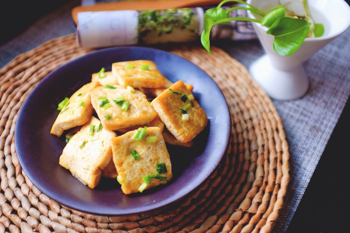 原创煎豆腐时,不要直接放油煎,巧用这一妙招,豆腐才外酥里嫩不油腻