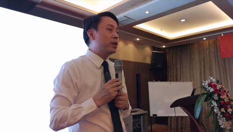 鹏宇投资集团副总裁,鹏宇地产总经理花实在致辞中对冉云帆老师不远