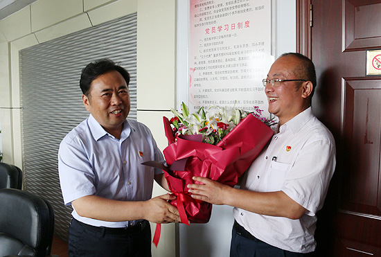 区委副书记,区长安保亮一行慰问基层党员区委副书记,区长安保亮一行