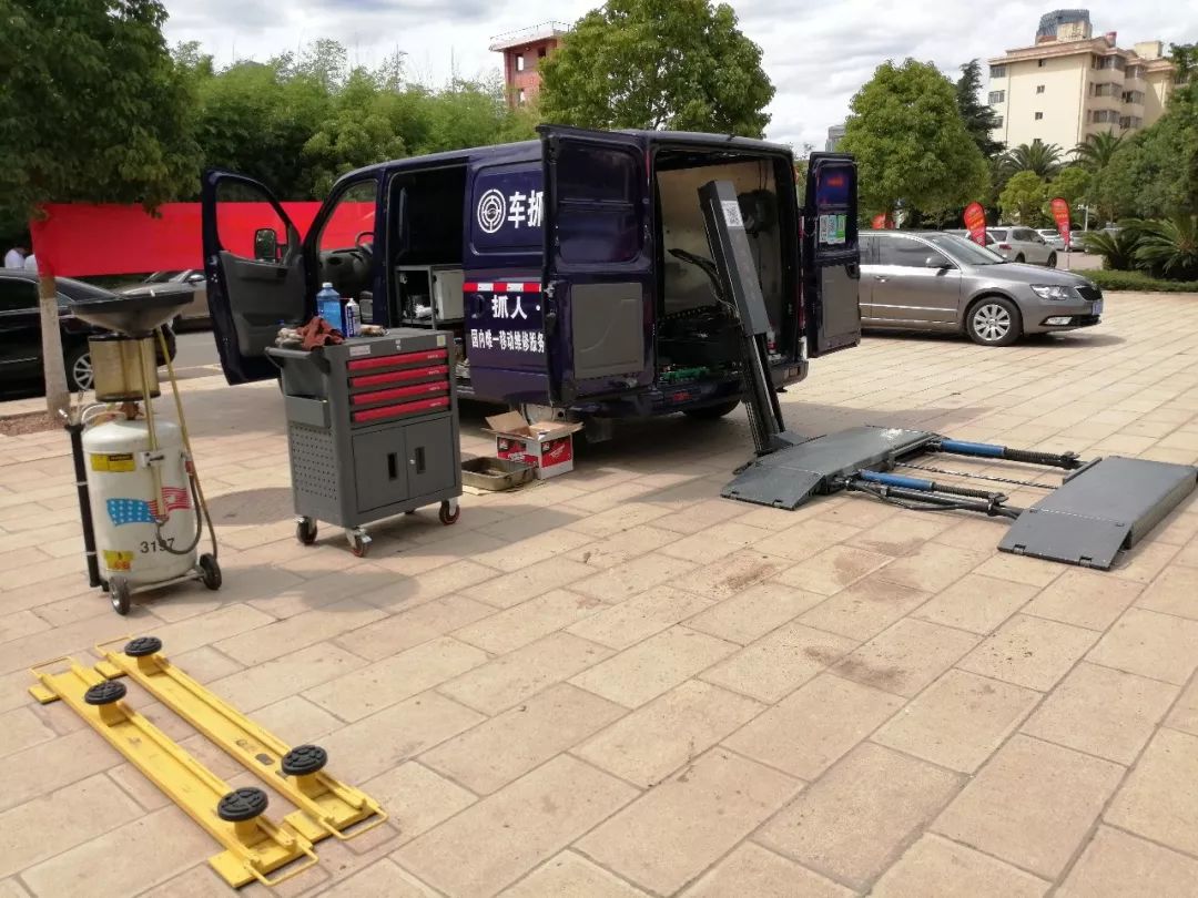 车抓手移动服务省委汽修金牛小区社区服务活动完美收官