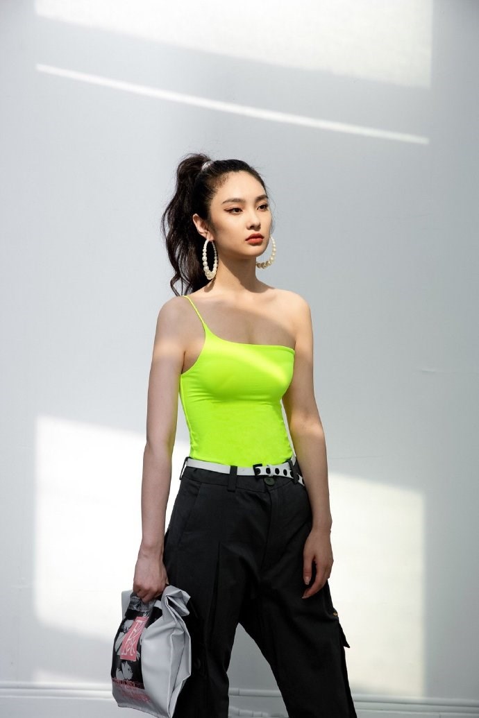 原创王可如大变身,荧光绿色单边吊带性感潮酷,超大圆圈耳环超惹眼