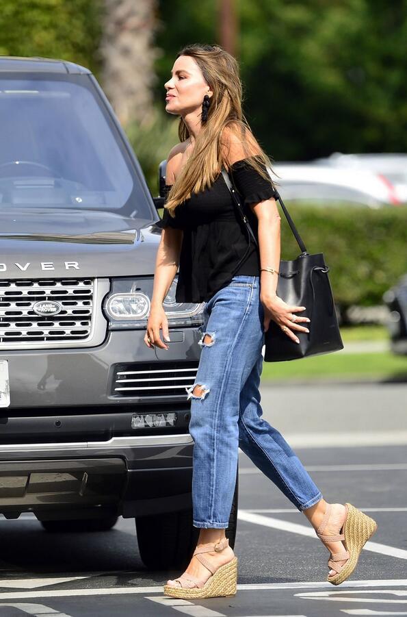 女星索菲娅·维加拉比佛利山庄娇艳街拍,她的笑容格外迷人