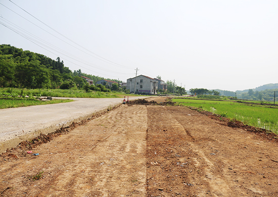 為切實加大官塘驛鎮龍鳳山村精準扶貧力度,進一步改善村級道路狀況