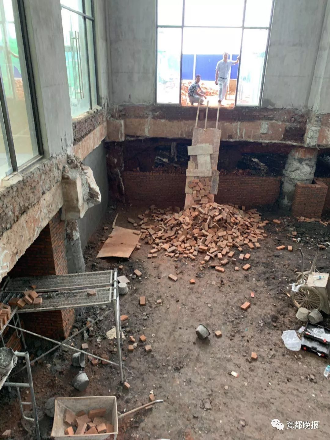 景德镇鹭金昌江府二期有人私挖地下室这个四五米深的大坑想坑谁