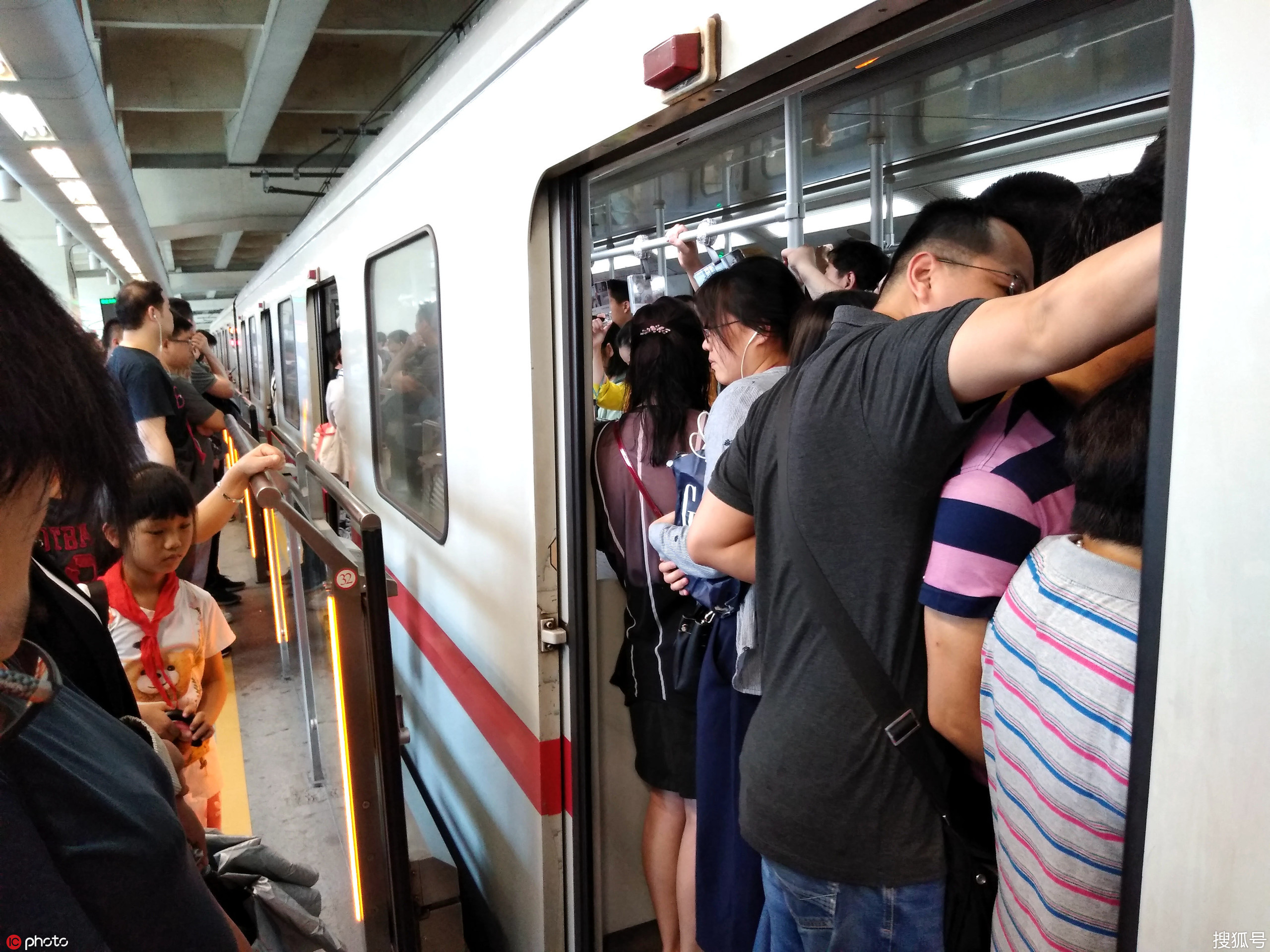 突发！上海地铁故障伴有烟雾和火光，乘客：列车停摆40分钟倒回_供电_南翔_花桥