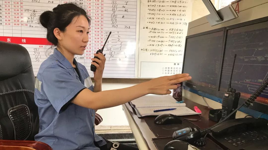 动车组司机学员济南机务段陈美静就是女动车司机学员中的一员!