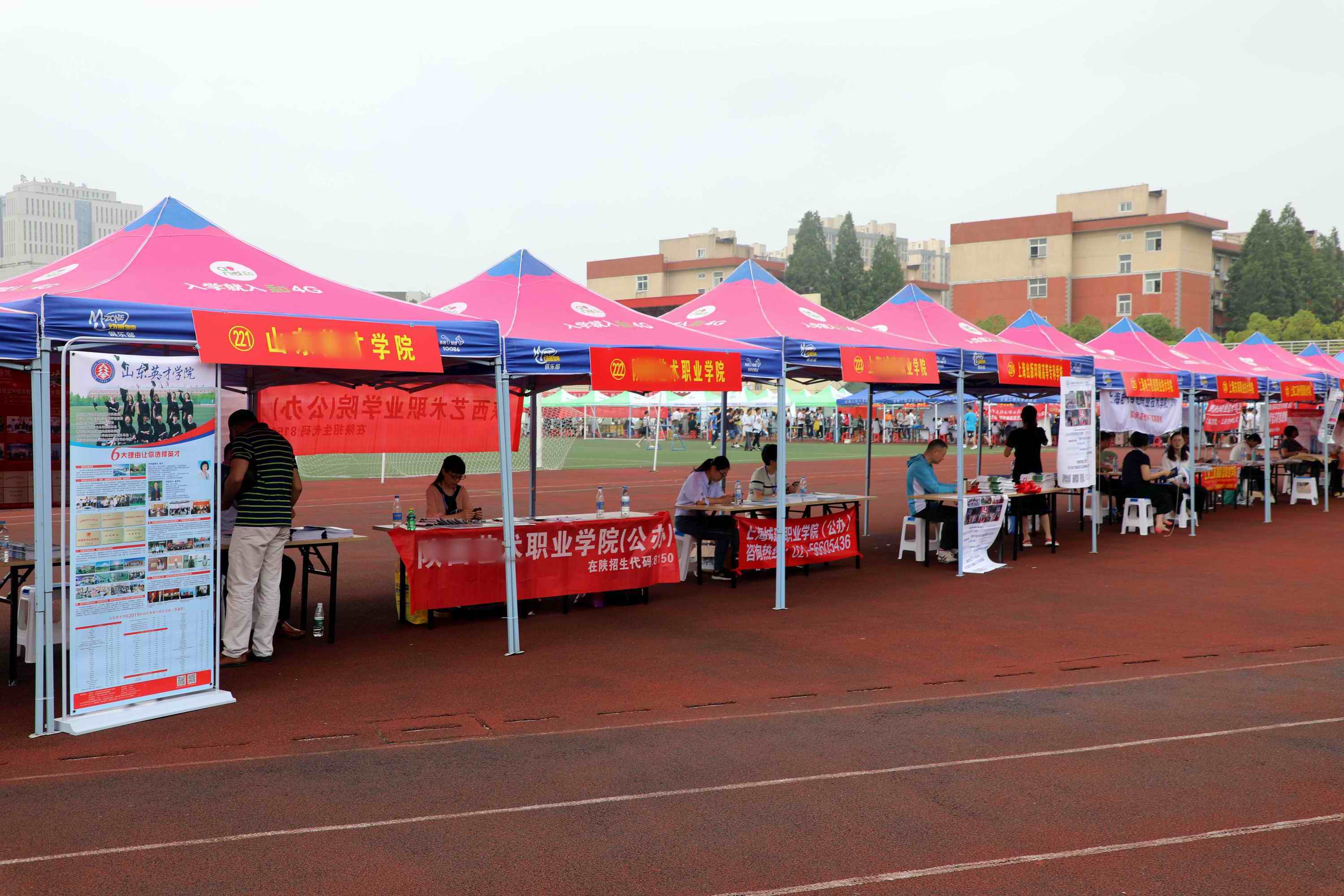 原创安徽芜湖:高校招生咨询会举办,有学校门庭若市有的门可罗雀