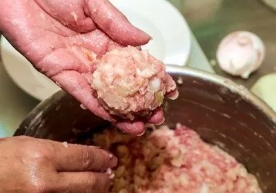 在手掌上沾点水或抹些油,将绞肉捏成肉丸,就能准备下锅烹煮囉!